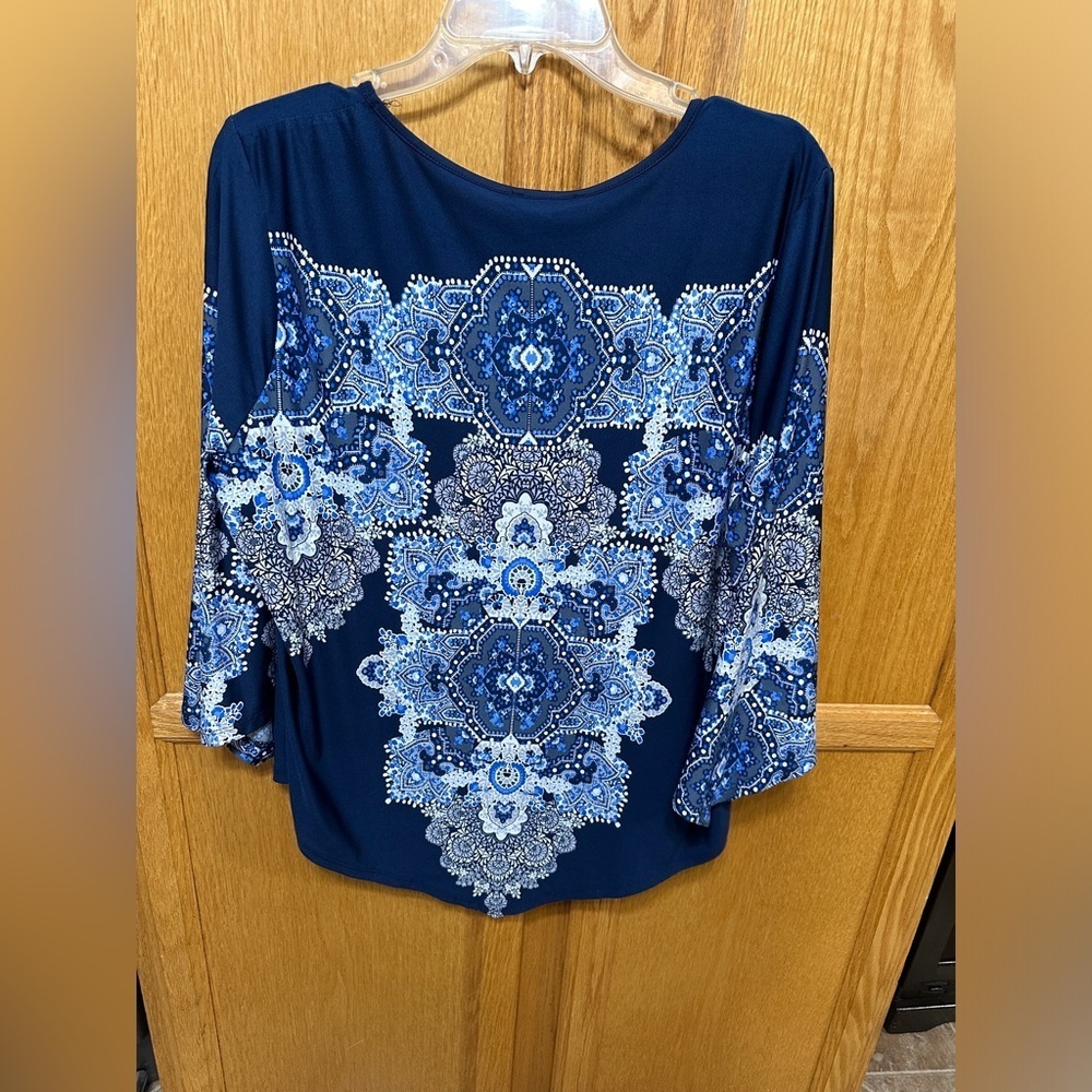Woman’s blouse - Picture 2 of 7